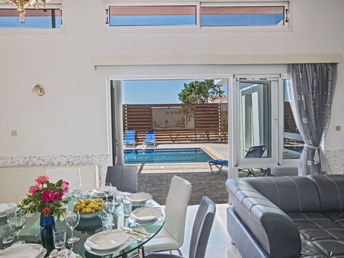 Moderne Ferienvilla in Ayia Napa by Interhome