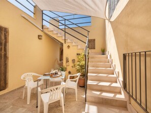 Outdoor dining - Gemütliches Stadthaus am Strand, 100 m vom Strand von Can Picafort entfernt by Interhome (Can Picafort)