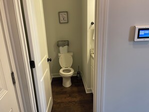 Haartrockner, Handtücher, Seife, Toilettenpapier