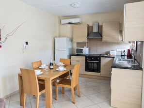 Refrigerador, microondas, horno y utensilios de cocina 