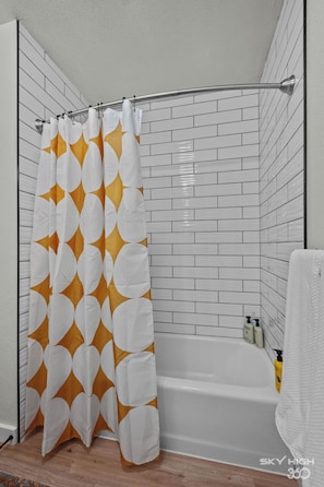 Secadora de cabello, toallas, jabón, papel de baño