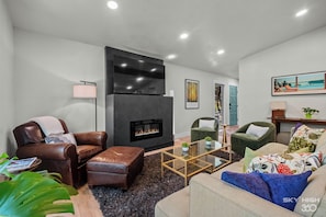 Smart TV, chimenea y libros