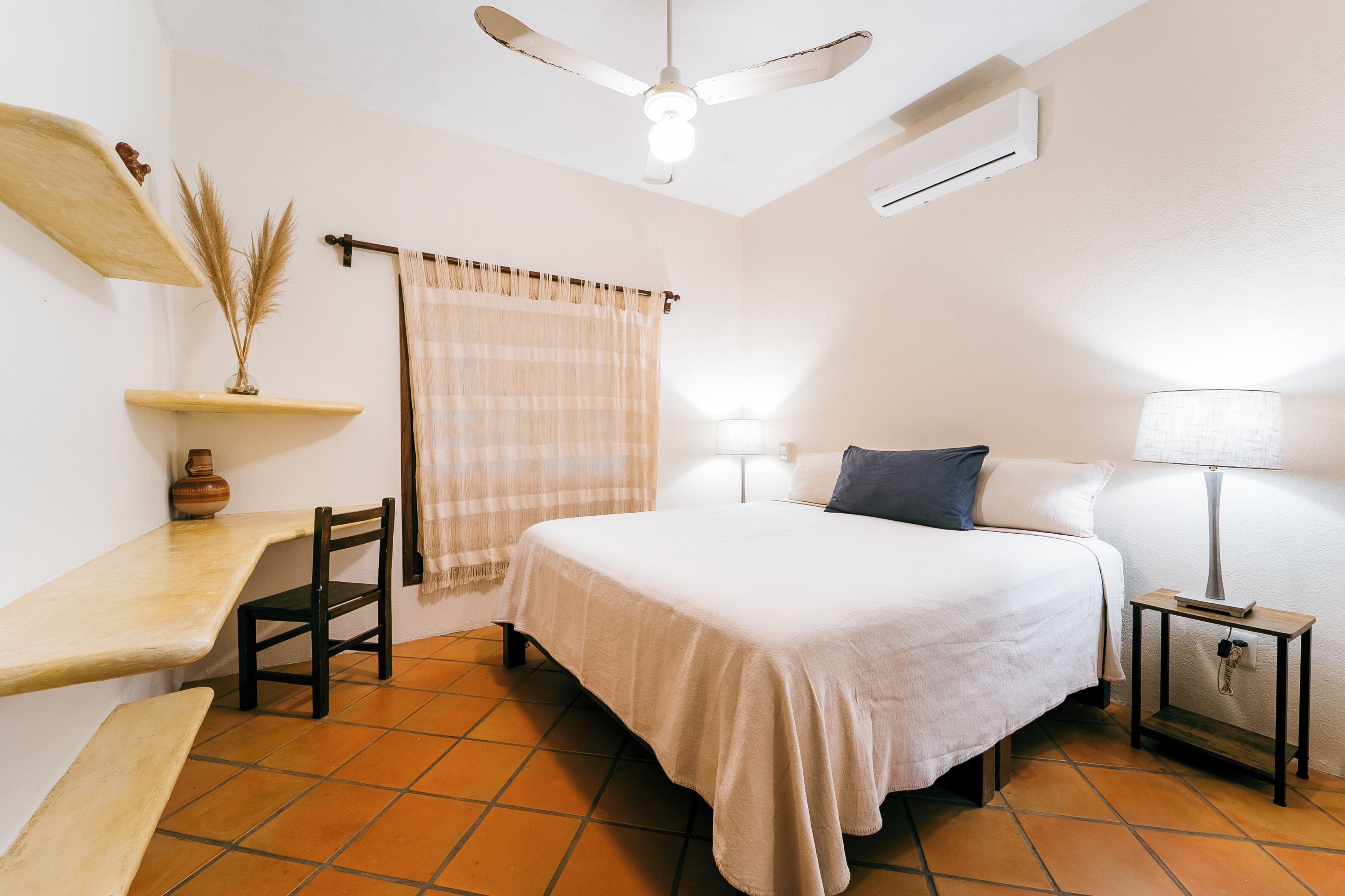 Villa Paraíso | Caja de seguridad en la habitación y espacio para trabajar con laptop 