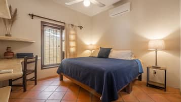 Villa Cielo | Caja de seguridad en la habitación y espacio para trabajar con laptop