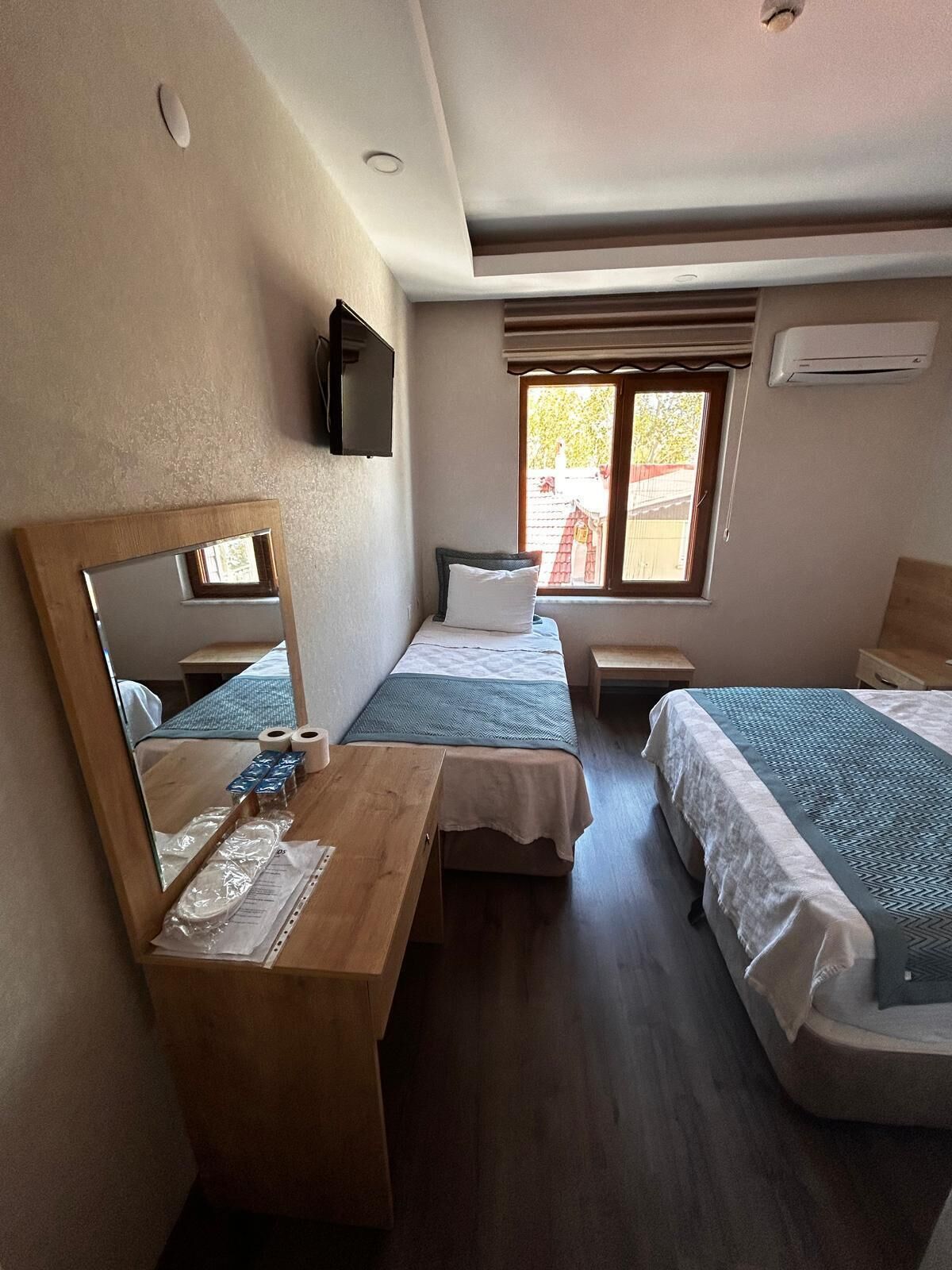 Habitación triple clásica | Espacio para trabajar con un portátil y wifi gratis