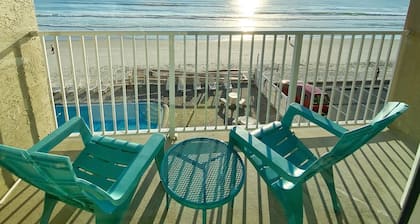NEW Gorgeous Ocean Front Studio Private Balcony!
