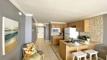 KĂŒhlschrank, Herdplatte, Wasserkocher mit Kaffee-/Teezubehör, Toaster