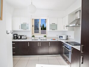 Refrigerador, microondas, horno y lavavajillas 