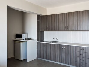 Fridge, microwave, oven, cookware/dishes/utensils - Komfortable Wohnung mit Balkon by Interhome (Ayia Napa)