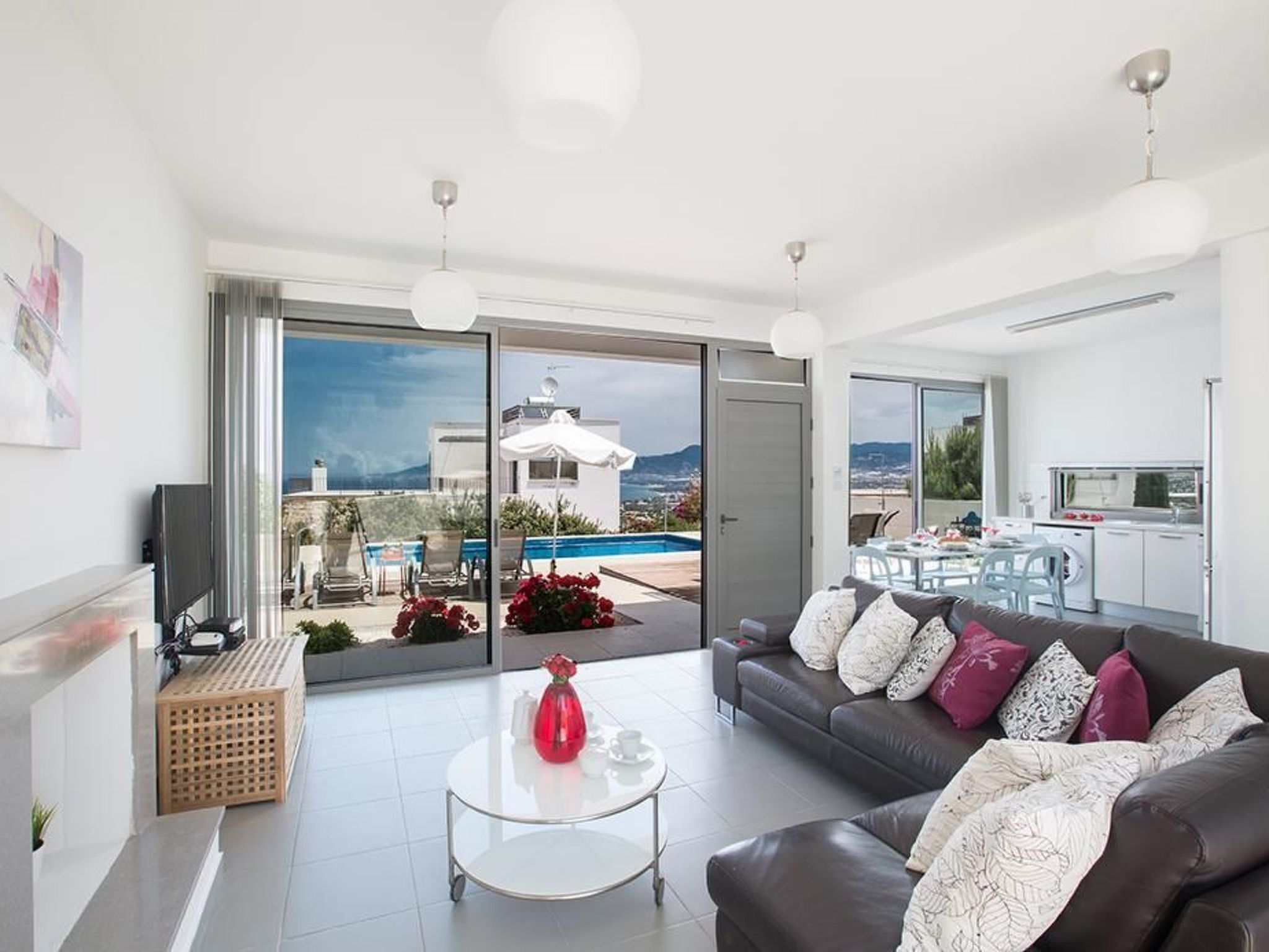 Televisión, chimenea y reproductor de DVD 