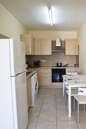 Fridge, microwave, oven, cookware/dishes/utensils - Moderne Ferienwohnung by Interhome (Ayia Napa)