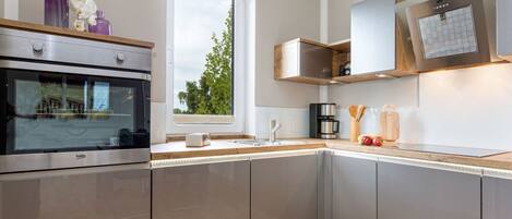 Kjøleskap, mikrobølgeovn, ovn og oppvaskmaskin