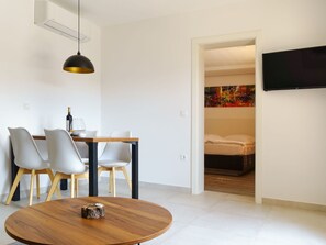 Dining - Wohnung mit Blick auf das Wasser by Interhome (Brela)