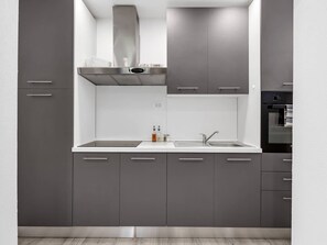Fridge, microwave, oven, cookware/dishes/utensils - Wohnung Sunny Garden bei Ana A1 by Interhome (Makarska)