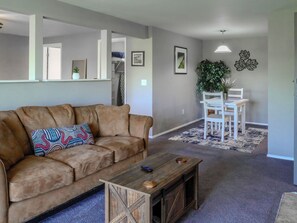 Smart TV - Studio Zen Den - your tranquil home away from home in Kettering OH (Kettering)