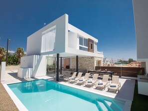 A heated pool - Ferienvilla Kube 4 für 12 Personen auf Zypern by Interhome (Ayia Napa)