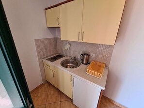 Fridge, cookware/dishes/utensils - Wohnung Spectrum A4 by Interhome (Makarska)