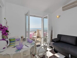 TV - Vele Loft Ein-Schlafzimmer-Apartment mit Meerblick by Interhome (Makarska)