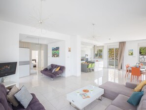 TV - 5 Schlafzimmer Privater Pool in Protaras Zentrum by Interhome (Paralimni)