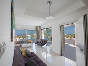 TV - 5 Schlafzimmer Privater Pool in Protaras Zentrum by Interhome (Paralimni)