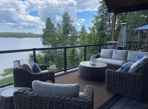 Experience Ultimate Luxury at our Exquisite Lakehouse. Large family gatherings!