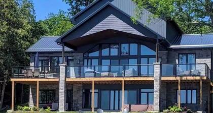 Experience Ultimate Luxury at our Exquisite Lakehouse. Large family gatherings!