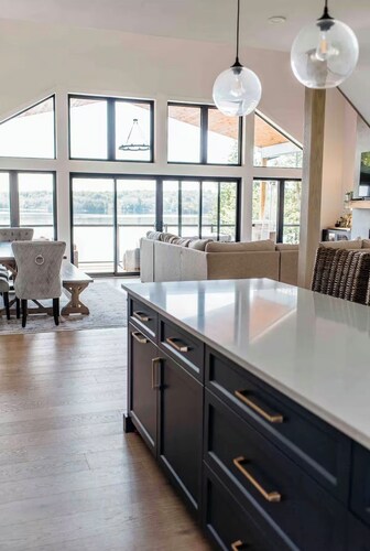 Experience Ultimate Luxury at our Exquisite Lakehouse. Large family gatherings!