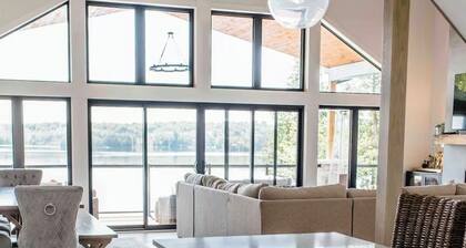 Experience Ultimate Luxury at our Exquisite Lakehouse. Large family gatherings!