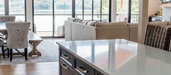 Experience Ultimate Luxury at our Exquisite Lakehouse. Large family gatherings!