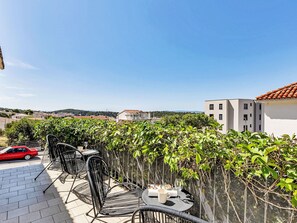 Outdoor dining - Atelier Jakov A1 by Interhome (Makarska)