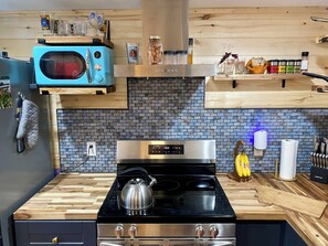 Private kitchen - Cozy 1-bedroom house in a serene location with AC. Perfect traveler getaway! (Gunnison)