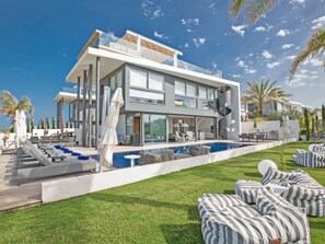 Outdoor dining - Haus in Paralimni mit großem Patio by Interhome (Paralimni)