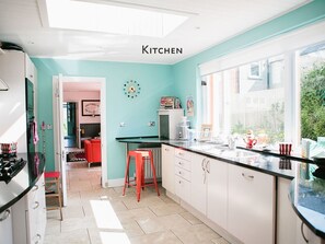 Een koelkast, een microgolfoven, een oven, een vaatwasser