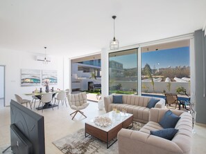TV - 3-Schlafzimmer-Villa mit privatem Pool im Zentrum by Interhome (Protaras)