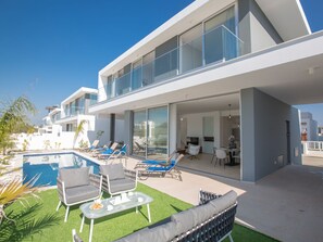 Outdoor dining - 3-Schlafzimmer-Villa mit privatem Pool im Zentrum by Interhome (Protaras)