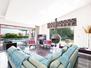 TV, fireplace - 4-Schlafzimmer-Villa mit Pool im Zentrum von Protaras by Interhome (Protaras)