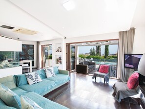 TV, fireplace - 4-Schlafzimmer-Villa mit Pool im Zentrum von Protaras by Interhome (Protaras)