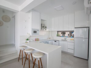 Kühlschrank, Mikrowelle, Ofen, Geschirrspüler