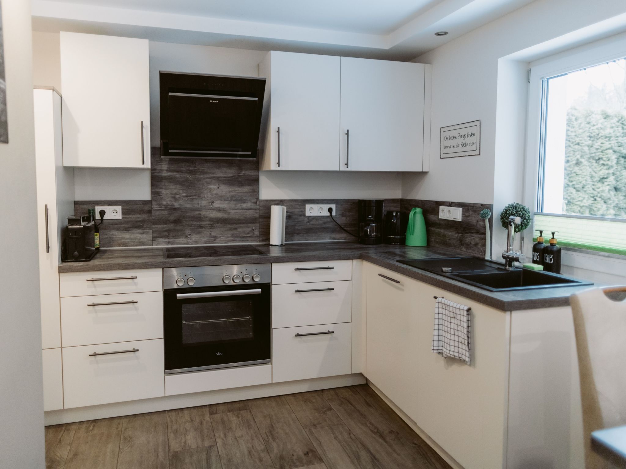 Frigorífico, horno, lavavajillas y utensilios de cocina