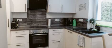 Frigorífico, horno, lavavajillas y utensilios de cocina