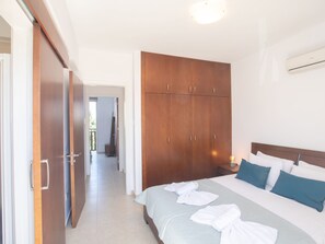 Ein Hotelzimmer mit einem Bett, einem Schrank und einem durchgegangenen Tür erkennbaren Badezimmer.