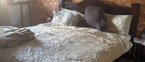 Iron/ironing board, WiFi, bed sheets