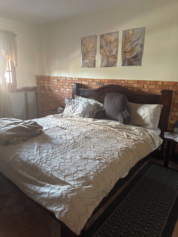 Tabla de planchar con plancha, wifi, ropa de cama