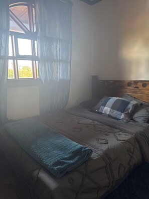Een strijkplank/strijkijzer, wifi, beddengoed