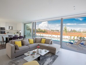 TV - 3-Schlafzimmer-Villa mit Pool, Dachgarten, Meerblick by Interhome (Agios Georgios Pegeias)