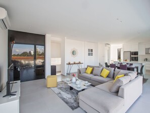 TV - 3-Schlafzimmer-Villa mit Pool, Dachgarten, Meerblick by Interhome (Agios Georgios Pegeias)