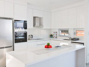 Fridge, microwave, oven, dishwasher - 3-Schlafzimmer-Villa mit Pool, Dachgarten, Meerblick by Interhome (Agios Georgios Pegeias)