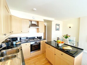 Fridge, microwave, oven, dishwasher - Wohnung mit Meerblick in Torquay by Interhome (Torquay)