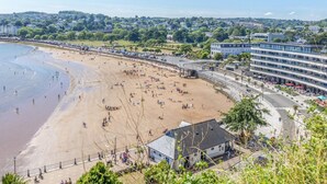 A beach with a curved road and buildings along the shore. - Wohnung mit Meerblick in Torquay by Interhome (Torquay)