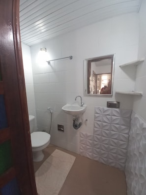 Bathroom - Crescent Moon Apartment - Up to 5 people - near the beaches (Itacaré)